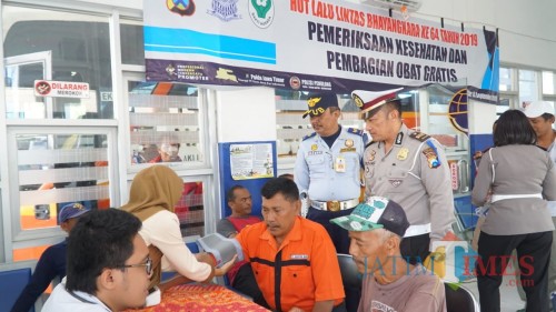 Pemeriksaan kesehatan di Terminal Kesamben.(Foto : Malik Naharul/BlitarTIMES)