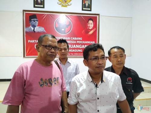Sekretaris DPC PDIP Tulungagung Shodik Purnomo (baju putih). / Foto : Anang Basso / Tulungagung TIMES