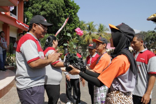 Rektor Unikama, Dr. Pieter Sahertian saat akan menerima tanaman bunga dari mahasiswa baru (Unikama for MalangTIMES)