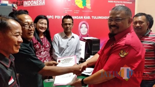 Saleh Ismail Mukadar mendatangi kantor DPC PDIP Tulungagung untuk mengembalikan formulir pendaftaran / Foto : Istimewa / Tulungagung TIMES