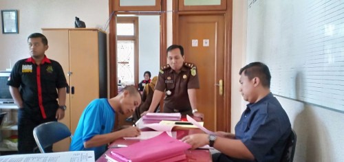 Sugeng Santoso, (kiri) pelaku mutilasi saat tengah diinterogasi singkat oleh Kasi Pidum Kejari Kota Malang, Wahyu Hidayatullah (tengah) (ist)