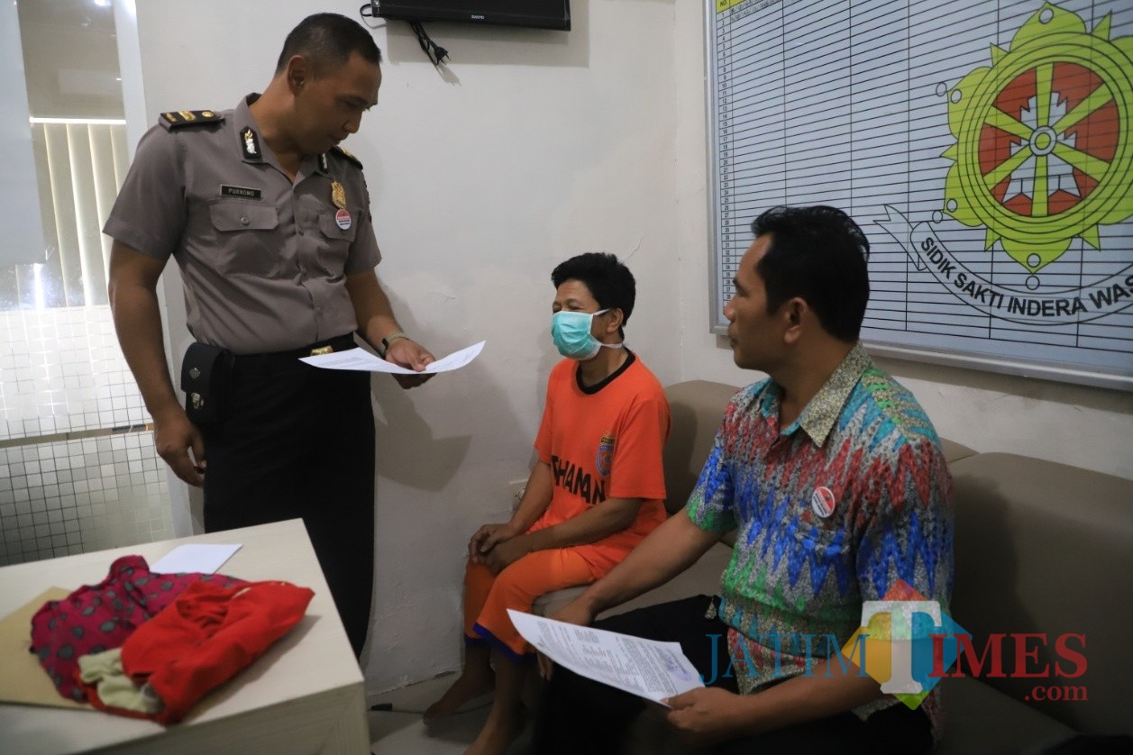 Tersangka Kambali (55) ketika diamankan di Mapolres Kediri. (Foto: Bambang Setioko/JatimTIMES)