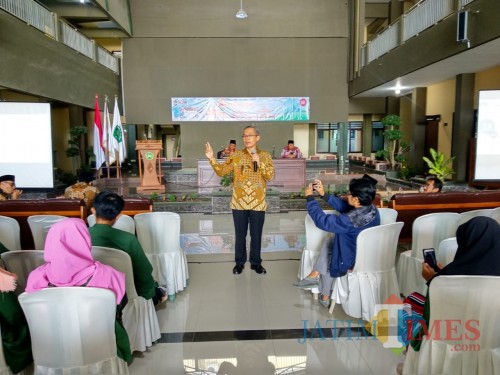 Wakil Ketua KPK Alexander Mawata memberikan kuliah umum di Unisba Blitar.(Foto : Malik Naharul/BlitarTIMES)