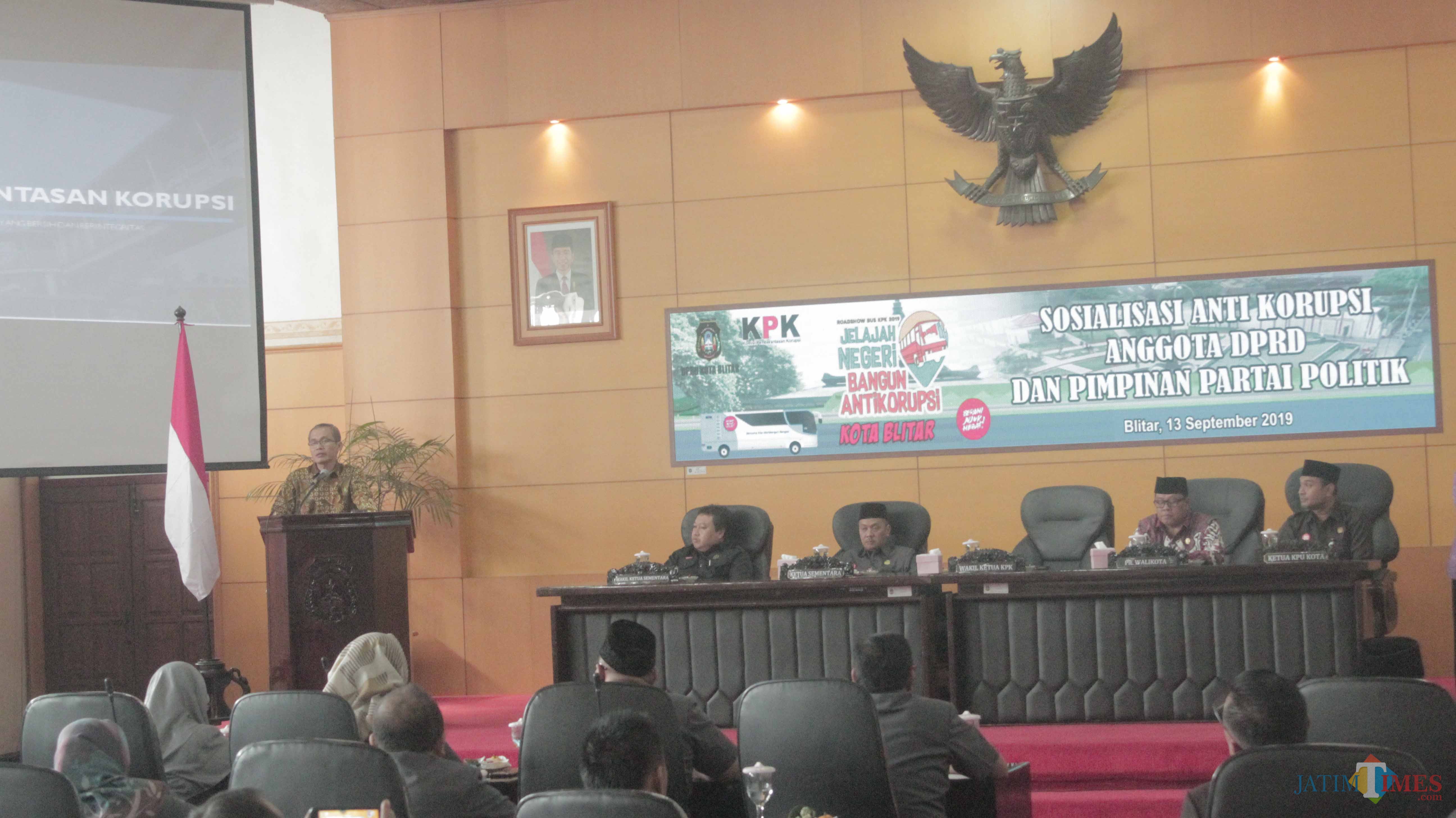 Wakil Ketua KPK, Alexander Mawata saat memberikan sosialisasi sinergi berantas korupsi di DPRD Kota Blitar.(Foto : Aunur Rofiq/BlitarTIMES)