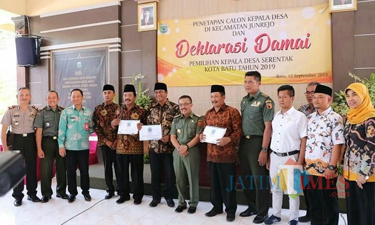 Wakil Wali Kota Batu Punjul Santoso saat bersama calon kepala desa di Kecamatan Junrejo.
