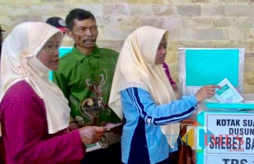 Warga saat memasukkan surat suara ke kotak surat beberapa saat lalu. (Foto: Irsya Richa/MalangTIMES)