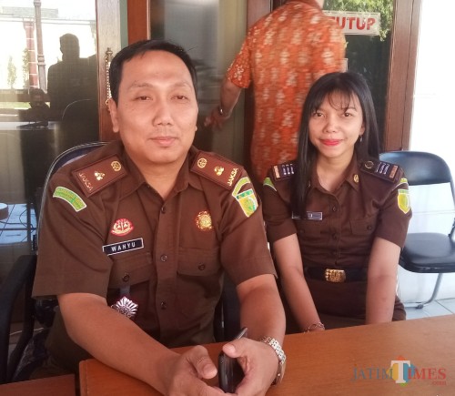 Kasi Pidum Kejari Kota Malang, Wahyu Hidayatullah (kiri)(Anggara Sudiongko/MalangTIMES)