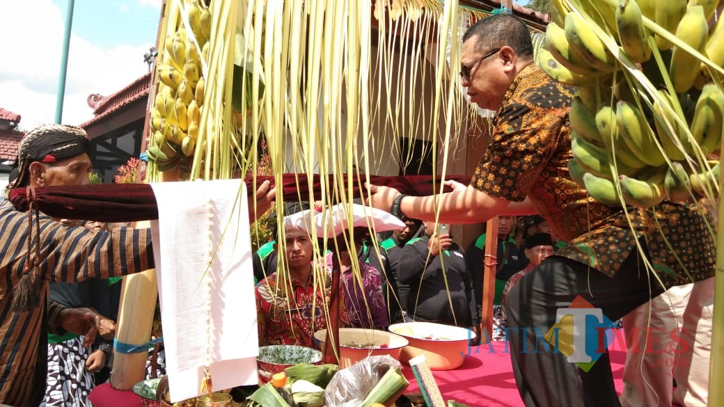 Bupati Maryoto Birowo saat memberikan Tombak Kiai Upas untuk dijamas (foto : Joko Pramono/ JatimTIMES)