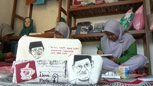 Hasil kerajinan Kelompok UMKM Dewi-Dewi di Malang yang mengangkat tema Presiden Ri ke-3 B.J. Habibie. (Foto: Nurlayla Ratri/MalangTIMES)
