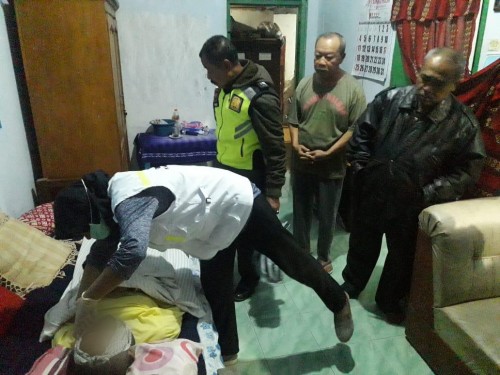 Kondisi jenazah saat dilakukan pemeriksaan usai dievakuasi setelah nekat gantung diri (Foto : Humas Polres Malang for MalangTIMES)