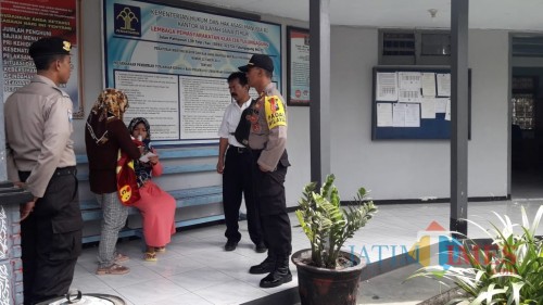 Nur Laila ( baju oranye) saat di Lapas Klas II B Tulungagung (foto: Joko Pramono/JatimTIMES)