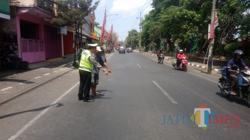 Petugas kepolisian saat melakukan olah TKP di lokasi kecelakaan (Foto : Laka Lantas Polres Malang for MalangTIMES)