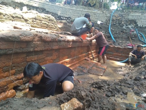 Sejumlah petugas dari BPCB Jatim melakukan penggalian secara manual di situs petirtaan Sumberbeji, Dusun Sumberbeji, Desa Kesamben, Kecamatan Ngoro, Jombang. (Foto : Adi Rosul / JombangTIMES)