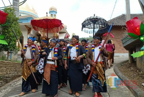 Sujono Djonet,memakai busana hitam (dua dari kanan pembaca)(foto:Sanggar Brondjong Sejahtera (SBS) for JatimTIMES)