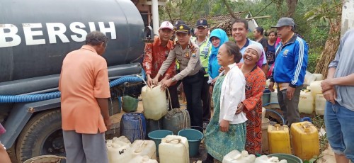 Petugas gabungan saat mendistribusikan air bersih kepada warga yang terkena musibah kekeringan (Foto : Polsek Jabung for MalangTIMES)
