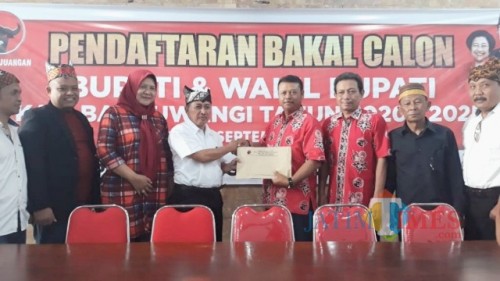 Dokter H Taufik Hidayat saat mengembalikan formulir berkas pendaftaran sebagai bacabup di kantor DPC PDI Perjuangan Banyuwangi.