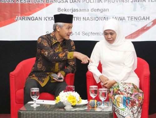 Gubernur Jateng Ganjar Pranowo saat bertemu Gubernur Jatim Khofifah.