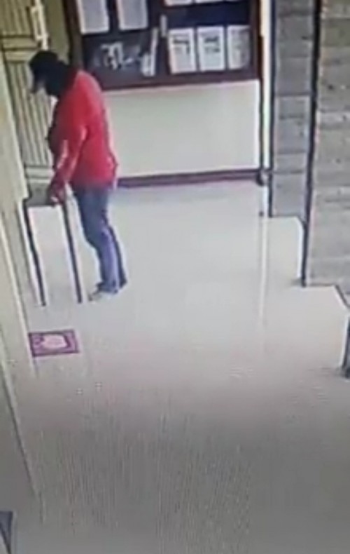 Pelalu yang terekam CCTV tengah membobol kotak amal di Masjid Al Hidyah (ist)