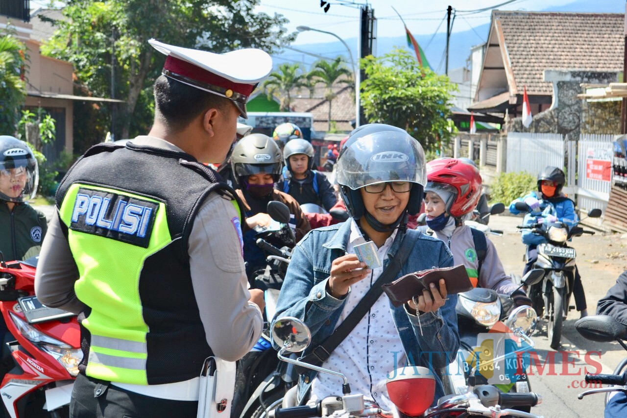 Petugas Polres Batu saat menindak pengendara. (Foto: Irsya Richa/MalangTIMES)