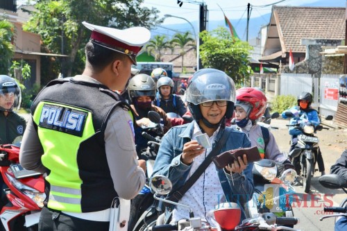 Petugas Polres Batu saat menindak pengendara. (Foto: Irsya Richa/MalangTIMES)