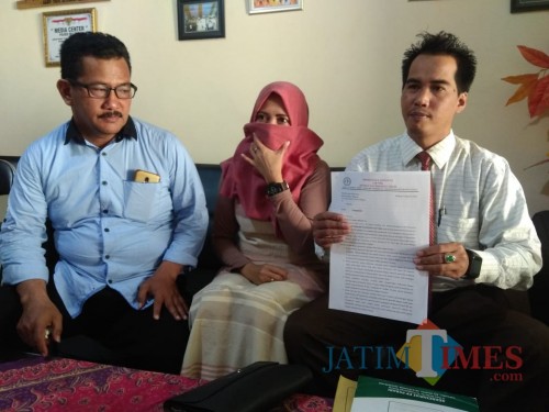 SW (tengah) wanita yang mengadukan anggota DPRD Kabupaten Malang dengan dugaan kasus penyebaran foto bugil dan perzinaan (Foto : Istimewa)