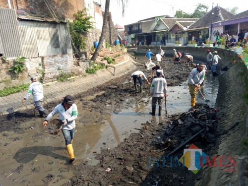 Satgas DPUPR Kota Malang saat melakukan normalisasi Sungai Kadalpang dengan dibantu warga sekitar (Hendra Saputra)