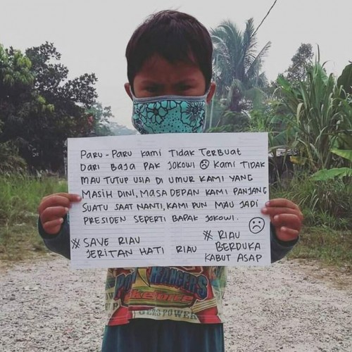 Seorang bocah laki-laki sampaikan unek-uneknya atas peristiwa darurat asap di Riau. (Ist)