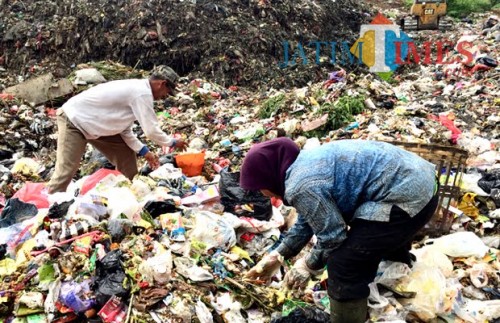 Tumpukan sampah di TPA Kota Batu. (Foto: Irsya Richa/MalangTIMES)