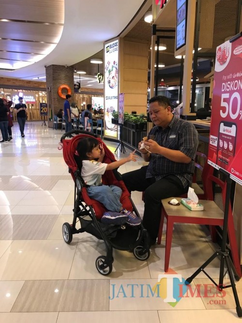 WS bersama putrinya di salah satu pusat perbelanjaan di Surabaya.