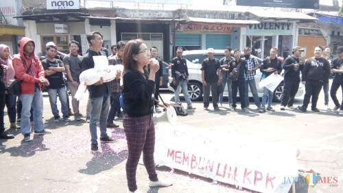 Aktivis saat melakukan demo tolak revisi UU KPK di bundaran DPRD Jember. (foto : Moh. Ali Makrus / Jatim TIMES)