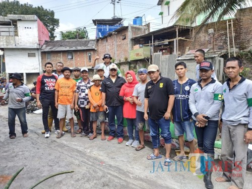 Lurah Penanggungan, Yuyun Nanik Ekowati, SSTP, M.Si (wanita tengah) bersama warga saat melakukan pembersihan di Sungai Kadalpang (Hendra Saputra)