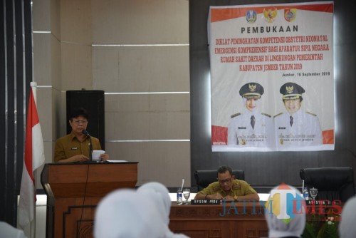Asisten II Sekda Pemkab Jember Arismaya Parahita saat membuka diklat Ponek di Balai Diklat BKSDM Pemkab Jember (foto : Izza / Jatim TIMES)