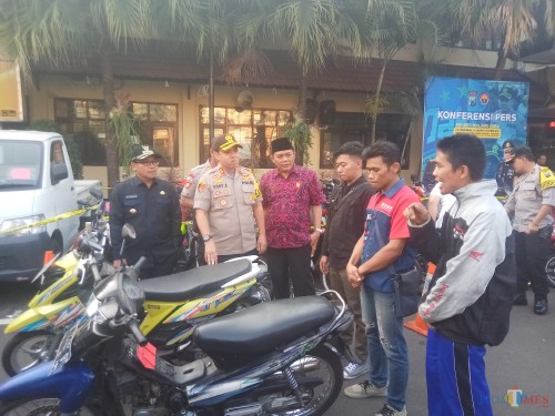 Wali Kota Malang, Sutiaji, Kapolres Malang Kota, AKBP Dony Alexander dan Ketua DPRD Kota Malang, Made Rian saat akan menyerahkan kendaraan para korban yang sebelumnya sempat hilang (Anggara Sudiongko/MALANGTIMES)