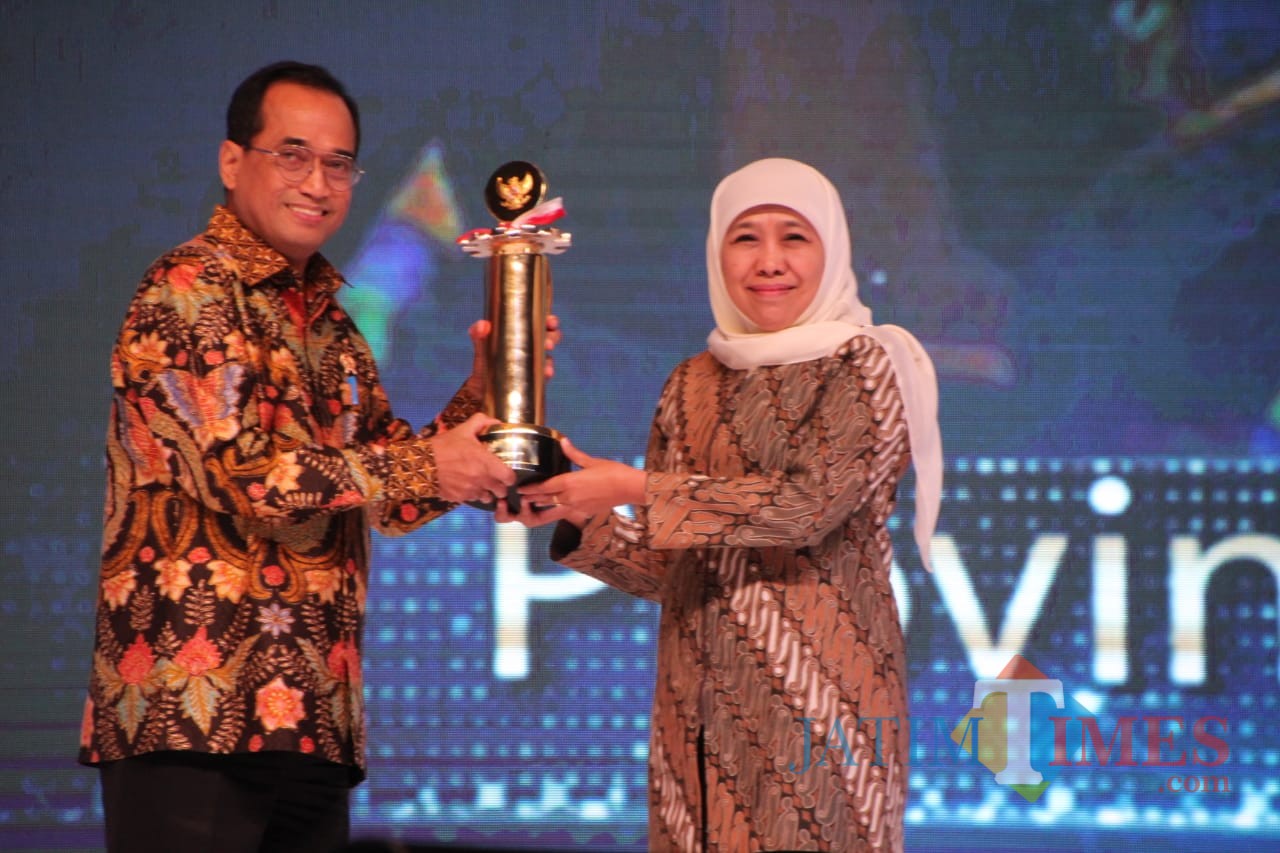Gubernur Jatim Khofifah ketika terima penghargaan
