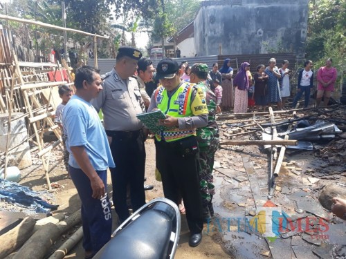 Kondisi rumah yang terbakar sesaat setelah terjadi insiden kebakaran (Foto : Humas Polres Malang For MalangTIMES)