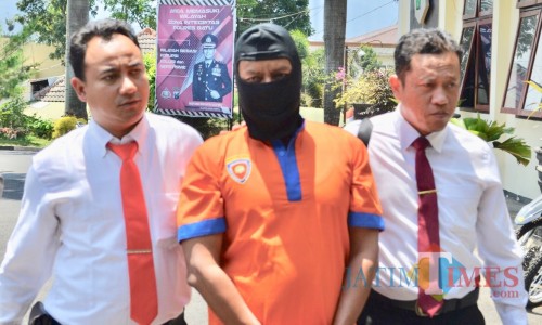 Tersangka HSN saat di halaman Polres Batu, Senin (16/9/2019).