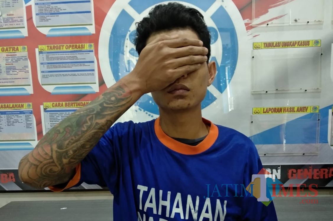 Tersangka berikut barang bukti ketika diamankan di Mapolres Kediri. (Foto: Istimewa)
