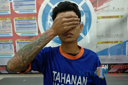 Tersangka berikut barang bukti ketika diamankan di Mapolres Kediri. (Foto: Istimewa)