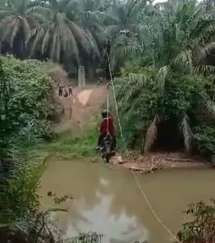 Video Capture Wanita menyeberang sungai bak flying fox (Source: Twitter)