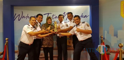 Wakil Wali Kota Kediri Lilik Muhibbah usai menerima penghargaan di Jakarta. (foto /ist)