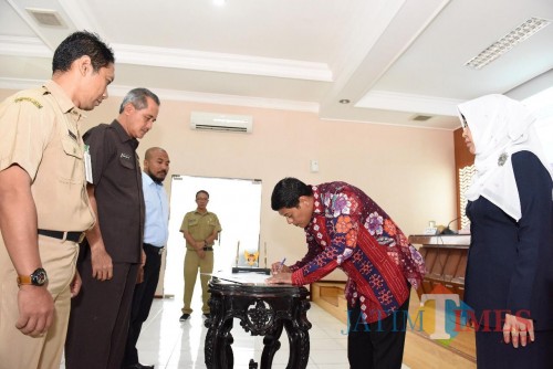 Walikota Kediri Abdullah Abu Bakar saat penandatanganan Pencanangan Pembangunan Zona Integritas. (eko Arif s /JatimTimes)