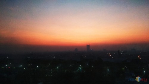 Lansekap Kota Surabaya di pagi hari, satu-satunya kota di Jawa Timur yang masuk daftar Kota Paling Makmur di Indonesia versi REI. (Foto: Nurlayla Ratri/MalangTIMES)