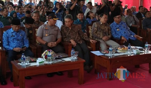 Direktur Pembinaan Jaringan Kerja Sama Instansi Komisi Pemberantasan Korupsi (KPK) Sujanarko (tengah, di sebelah kapolres), Selasa (17/9/19). (foto : Joko Pramono/Jatim Times)
