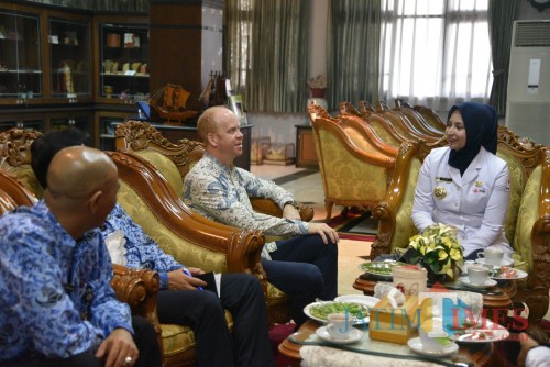 Geoffrey Dean, pajabat kedutaan Kanada, saat diterima Bupati Jember dr Hj Faida MMR di Aula Tamyaloka Pemkab Jember. (foto : Moh. Ali Makrus / Jatim TIMES)