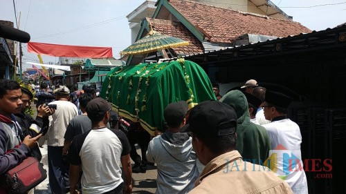 Jenazah salah satu korban ketika diberangkatkan untuk disholatkan kemudian dimakamkan (Anggara Sudiongko/MalangTIMES)