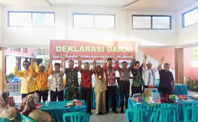 Panitia Pilkades Desa Grogol bersama Forpimka Giri serta para stakeholder lainnya saat mendeklarasikan Pilkades Damai