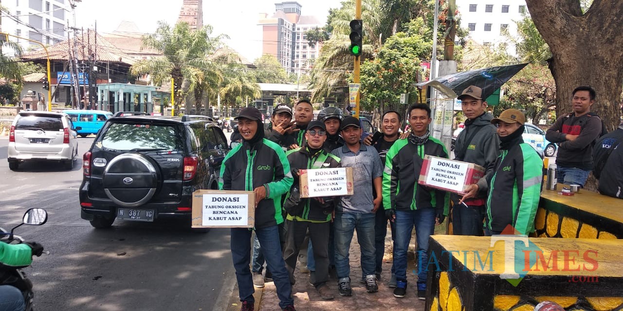 Para driver ojol di Malang melakukan penggalangan dana untuk korban bencana kabut asap. (Foto: Nurlayla Ratri/MalangTIMES)