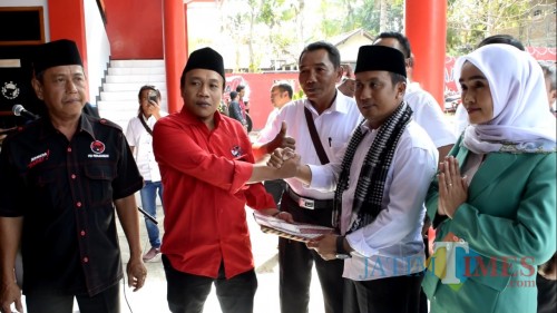 Puryono serahkan berkas ke Sekretaris DPC PDIP Trenggalek