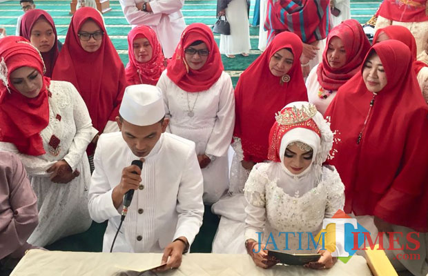 Sepasang pengantin saat mengucap janji suci di Masjid Putih, Kelurahan Temas, Kecamatan Batu. (Foto: Irsya Richa/MalangTIMES)
