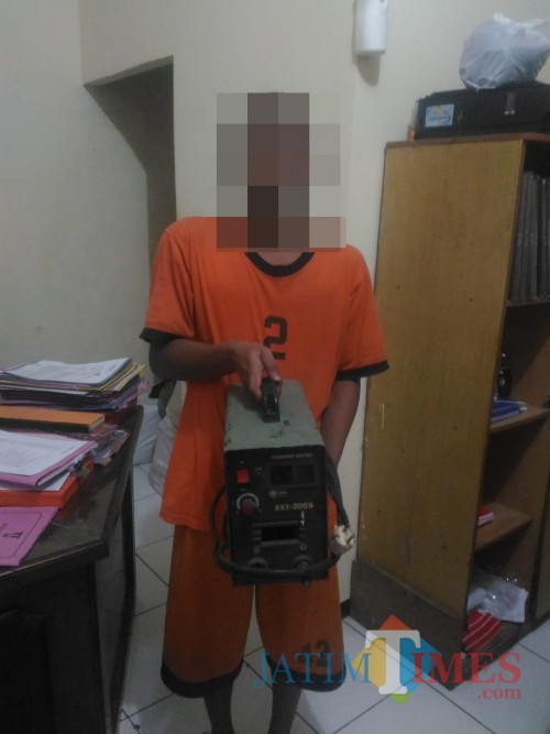 Tersangka Sodiq beserta barang bukti hasil curian saat diamankan polisi (Foto : Humas Polres Malang for MalangTIMES)